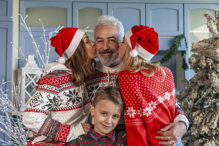 圣诞节搞笑的自拍照时为家庭的新年快乐的概念.