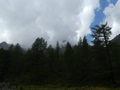 意大利南部高山的峰顶岩石全景图欧洲云天恶劣天气森林树木