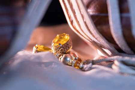 乡村印度物品与表演艺术有关，GaneshaTealight珠子项链和珠宝在纹理背景上。