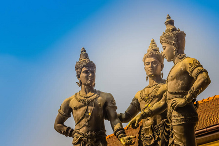 三位国王纪念碑是的创始人孟雷王和他的两位朋友苏科泰的拉姆坎海恩国王和帕姚的恩甘穆昂国王的雕像。这座雕塑是的象征。