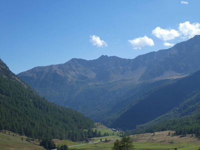 意大利南部高山的峰顶岩石全景图欧洲云天恶劣天气森林树木