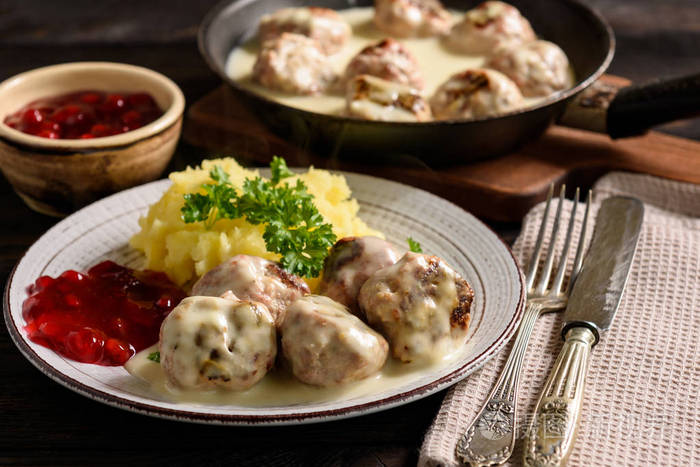 瑞典肉丸,奶油肉汁,土豆泥和柠檬酱.