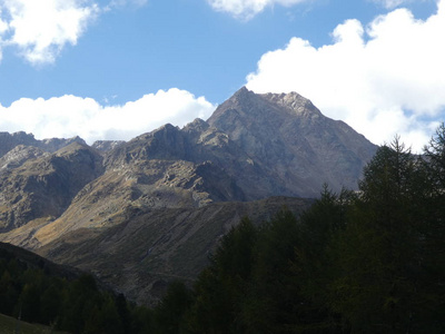 意大利南部高山的峰顶岩石全景图欧洲云天恶劣天气森林树木