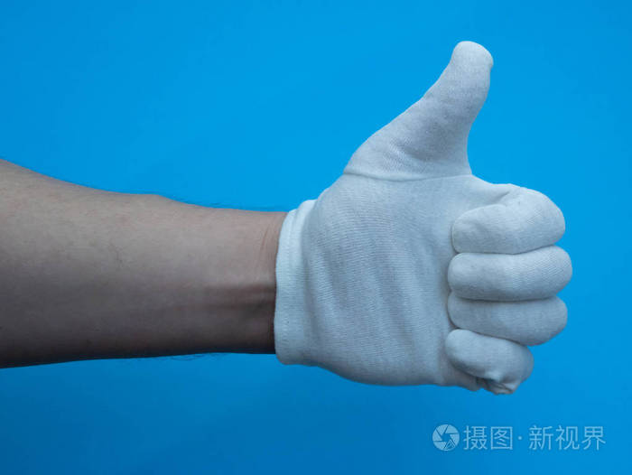 (英译汉)1.他手里拿着白色的棉手套,竖起大拇指,蓝色背景上有记号