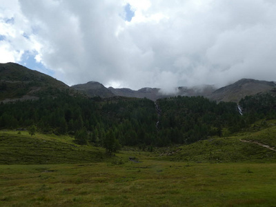 意大利南部高山的峰顶岩石全景图欧洲云天恶劣天气森林树木