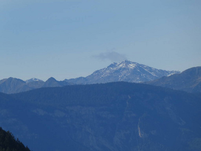 意大利南部高山的峰顶岩石全景图欧洲云天恶劣天气森林树木