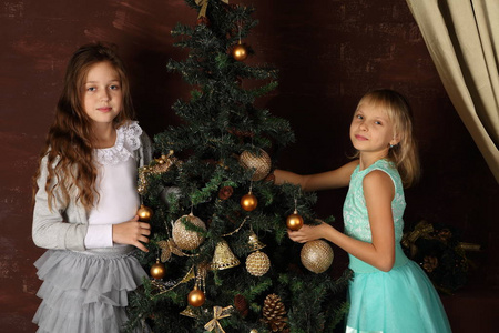两个女孩打扮成圣诞树