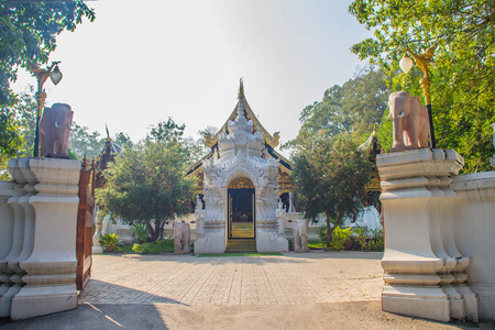 美丽的佛教寺庙入口大门，教堂在瓦特拉姆庞塔波塔拉姆寺泰国。吴兰鹏是最著名的禅修之地之一。