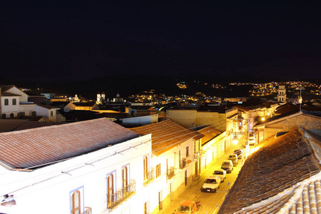首都玻利维亚苏克雷的鸟瞰图。 有殖民建筑的白色城市。