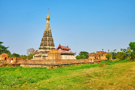 令人惊叹的白色LawkaDawthamanAung塔与小神社和KyaungLain修道院背景AVAInwa缅甸。