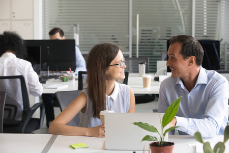 上班族给同事打电话上班族,女人,跟同事工作董事会,团队合作业务的