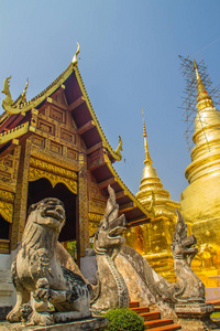 兰纳风格的佛教教堂在沃特法拉辛格狮子佛寺与蓝天背景。 佛寺是泰国清迈西侧一座重要的佛教寺院和寺庙
