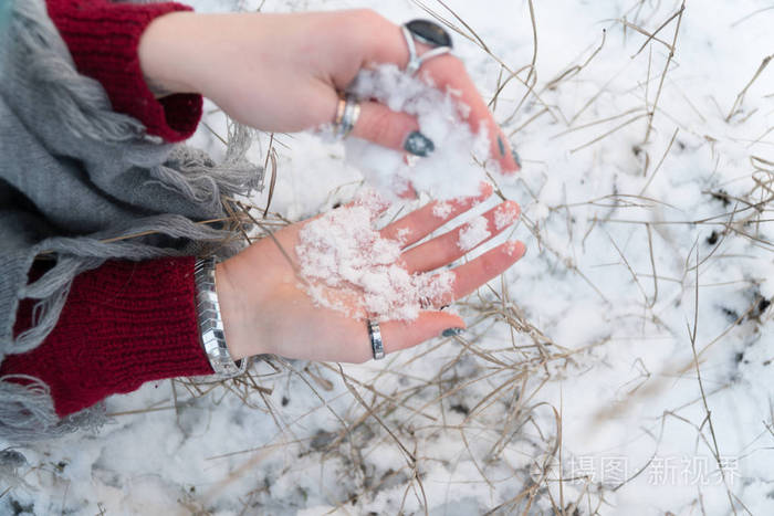 在寒冷的冬日，女孩在街上拾雪