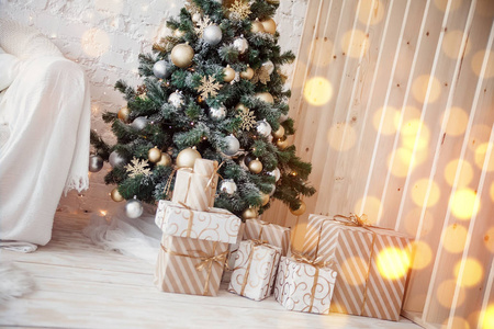 房间里装饰着球的圣诞树。