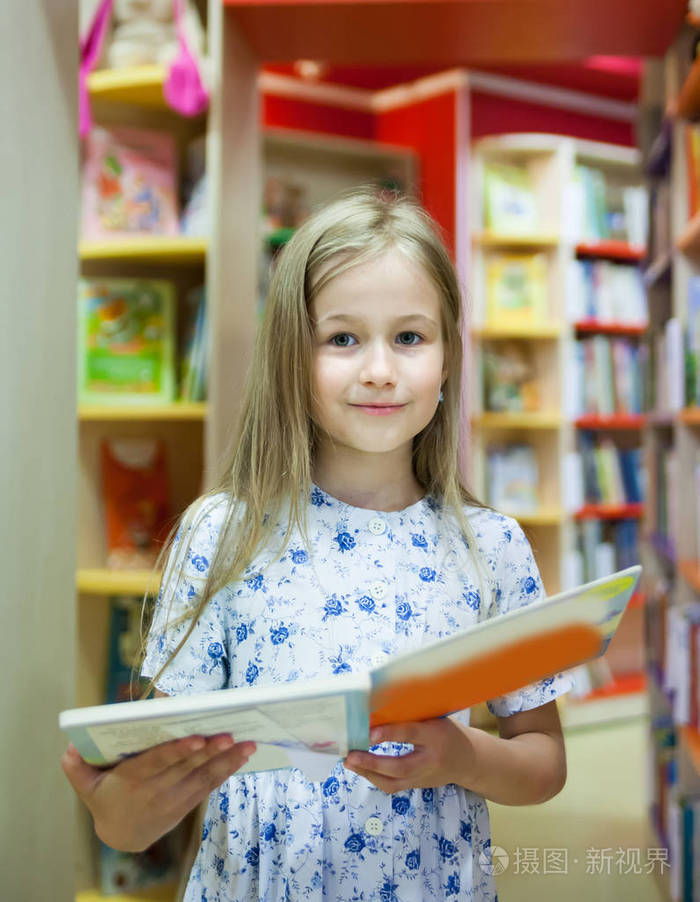 八岁的女孩参观图书馆.