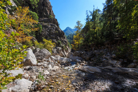 峡谷里崎岖的山河