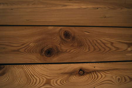 一堵彩色的木头墙,有很多复制空间. 木制栅栏和蓝天.