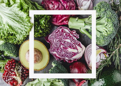 健康的生夏菜新鲜沙拉牛油果蔬菜菠菜石榴白菜西兰花和纸框。 健康的纯素食品，干净的，干净的，干净的，吃的，俯视的，平坦的