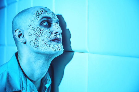 恐怖疾病在蓝光下失败的实验后一位生病的科学家的肖像.