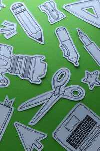 创意作品图形设计师相关工具符号工具对象顶视图概念组成与手绘墨迹纸切割艺术在绿色背景下