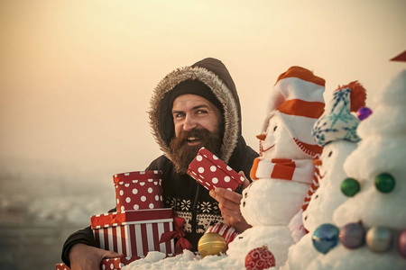 快乐的人，与礼品盒上的雪景