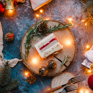 传统蛋糕和圣诞装饰品