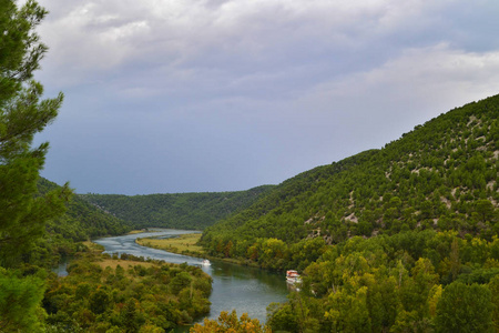 全景在Krka河和观光船国家公园Krka。 夏季阴天。 克罗地亚。