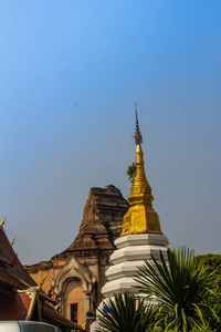 美丽的金塔在切迪顶部，蓝天背景在瓦切迪卢昂大皇家佛塔庙位于泰国。