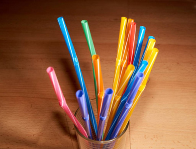 停止使用不同颜色的塑料吸管