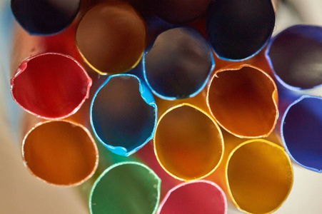 停止使用塑料吸管，不同颜色的吸管