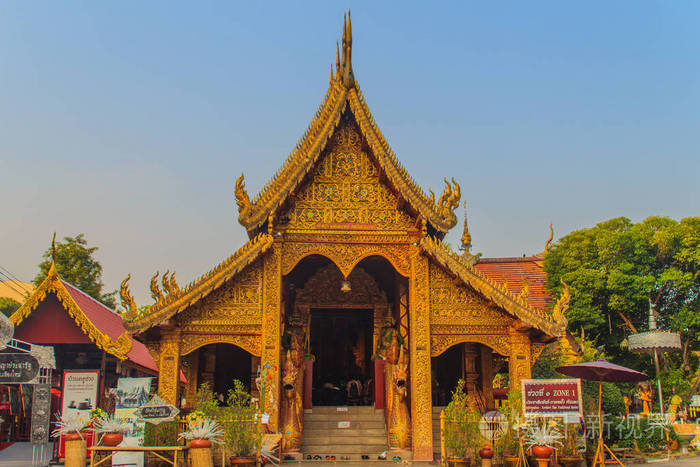 美丽的金色图案背景上的佛教教堂山墙末端.