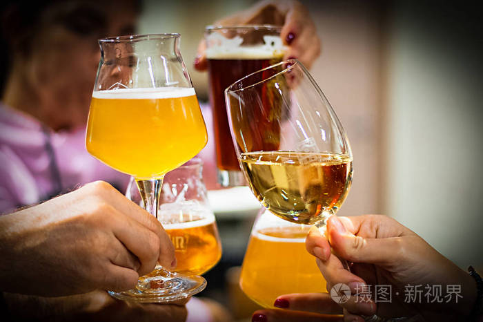 人们一起品尝饮料和享受一顿饭.