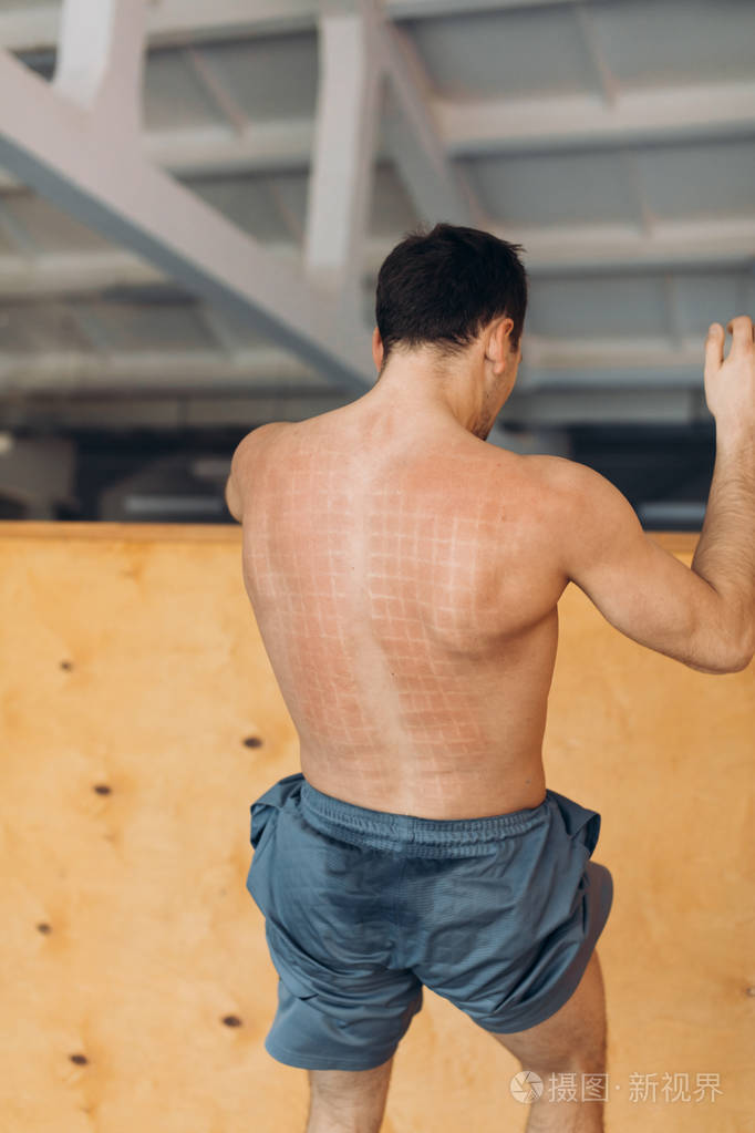 肌肉发达的运动员汗流满面的背部