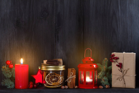 圣诞节和新年背景与蜡烛灯装饰和礼品盒木架。 复制空间
