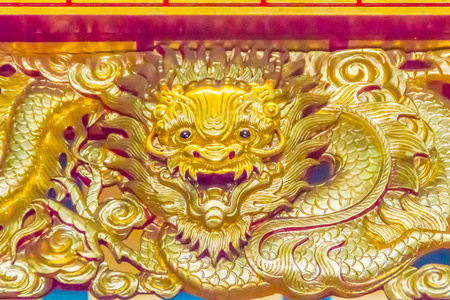美丽的金色中国龙头雕塑在中国的公共寺庙里闪闪发光.