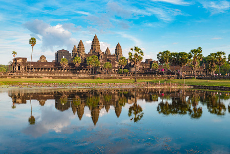吴哥窟晴天蓝天主立面反射水塘日落光。 柬埔寨世界著名寺庙旅游目的地。