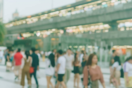 模糊人们在城市背景下的购物中心散步和购物。