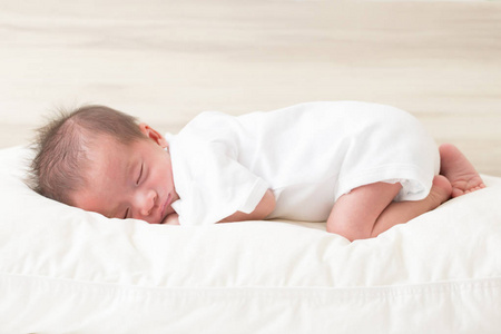 睡眠新生儿婴儿床14天生命睡眠婴儿概念