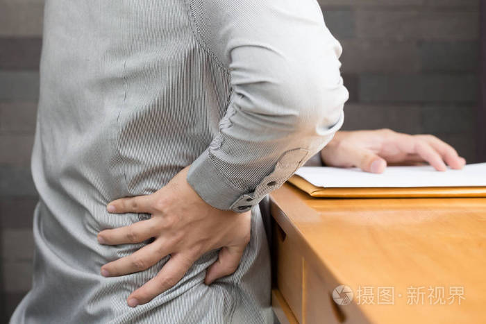 商人在工作时腰酸背痛办公室综合症概念