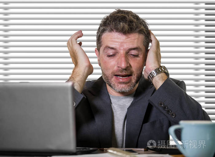 年轻,有魅力,心烦意乱,压力大的商人在办公室电脑桌上工作,承受着压力