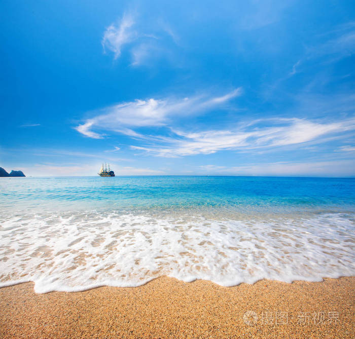 平静的热带蓝色海洋全景,船在地平线上