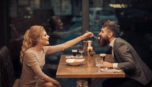 在餐厅恋爱的情侣们男人和女人的商业会议.