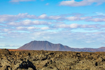 火山的景色。 美丽的秋天景观，有山和明亮的植被。 冰岛。 欧洲
