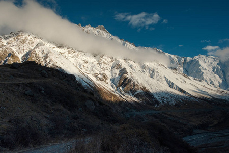 乔治亚州斯蒂芬斯明达。 新美丽的沥青山道路景观。 旅行道路概念