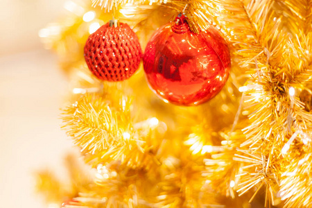 闪闪发光的鲍布与发光的闪闪发光的金色离焦灯Bokeh照明背景与装饰圣诞树。 特殊节日节日设计装饰新年庆祝晚会。