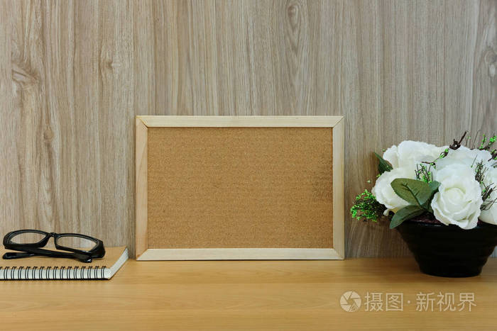 办公室工作场所木制桌子上的人造花照片 正版商用图片15lhqk 摄图新视界