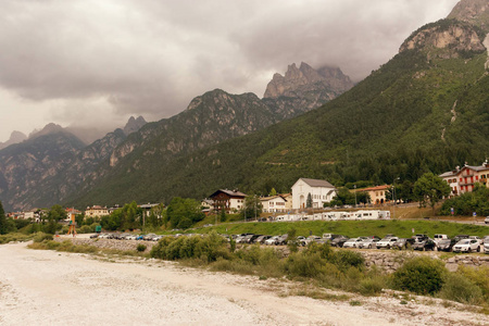 阿尔卑斯山山麓的城市风景如画