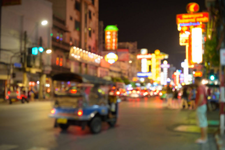 曼谷唐人街夜间街道的模糊景观