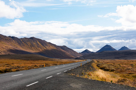 在冰岛岛上蜿蜒的漫长道路穿过群山