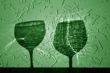 两个酒杯绿色的阴影。 抽象的背景和视图。